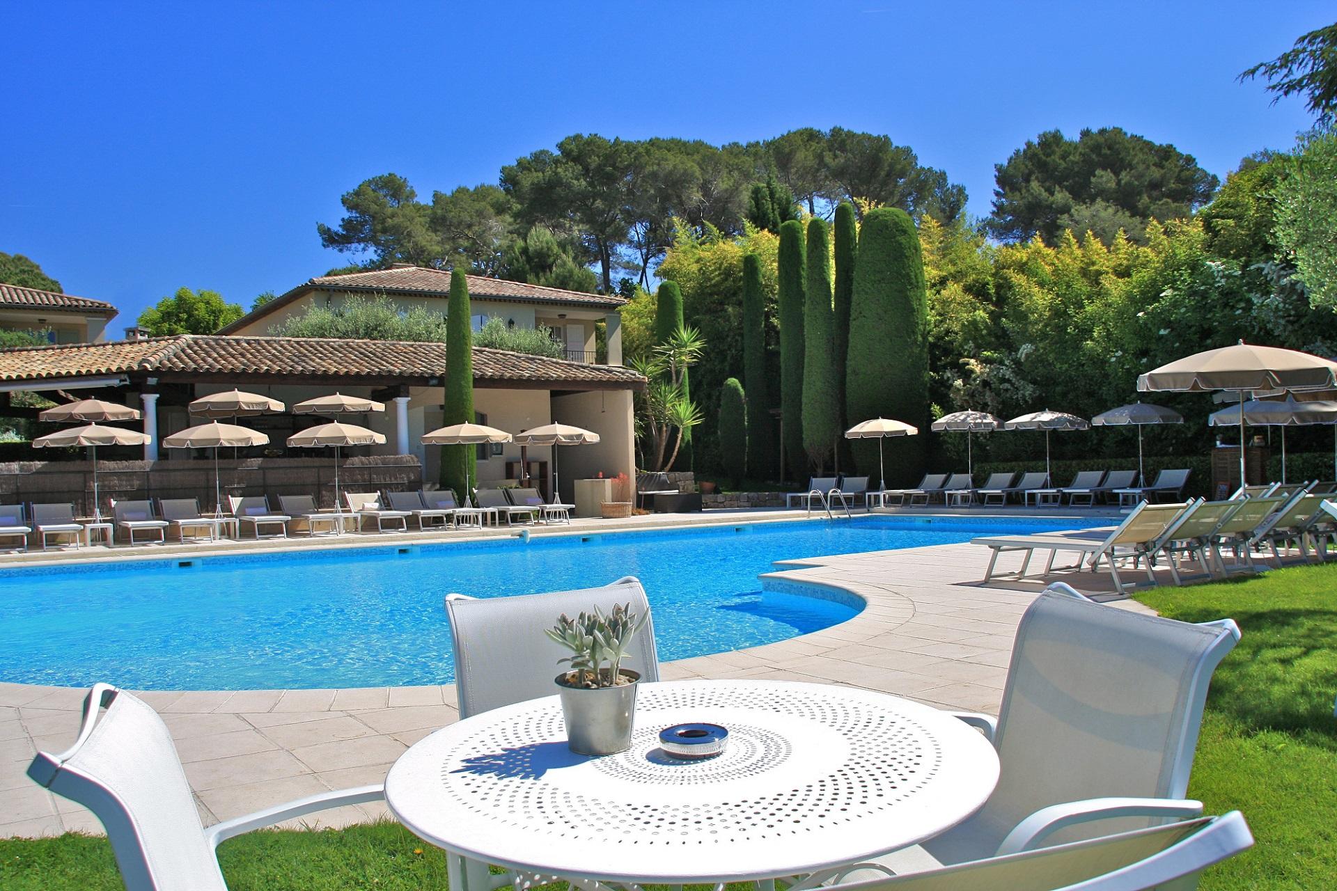 hotel-de-mougins-cote-dazur-cannes-piscine 2-seminaires-de-caractere