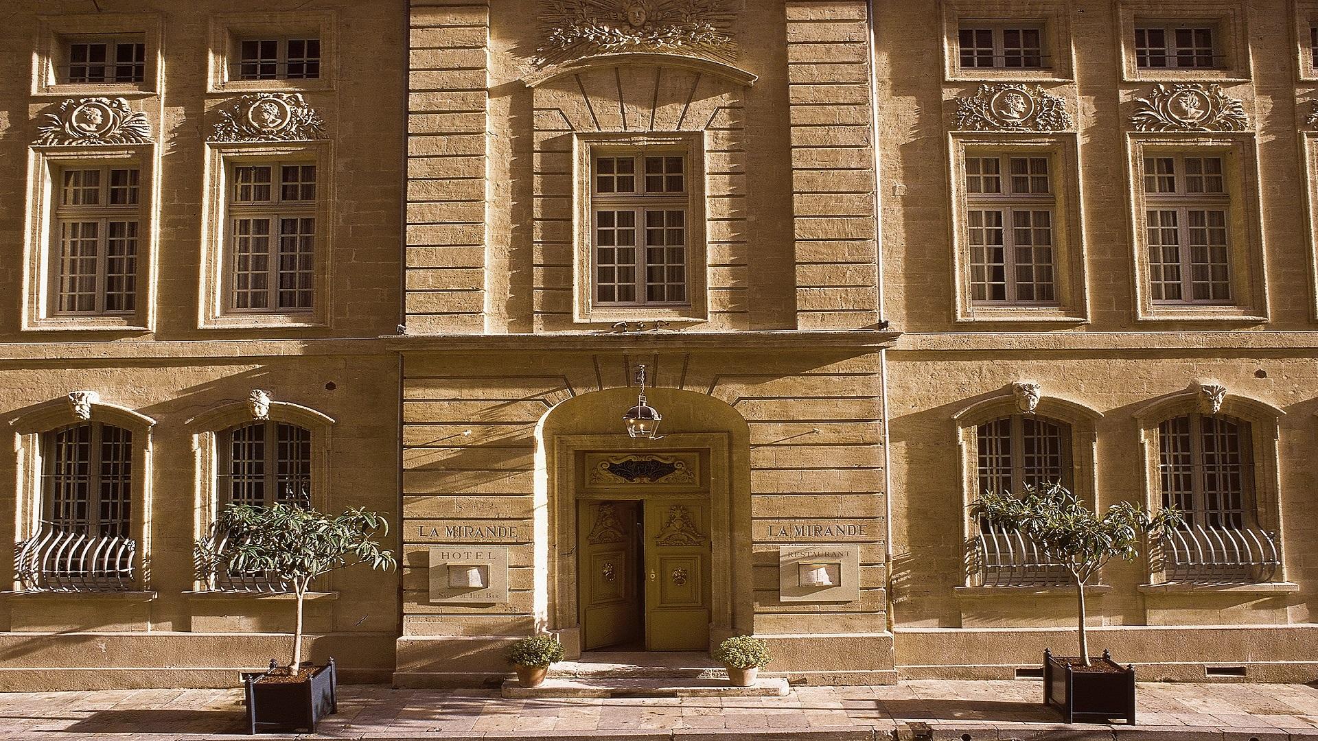 la-mirande-avignon-provence-luberon-reunion-seminaires-de-caractere-entree