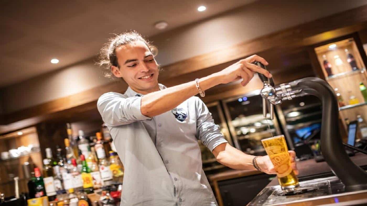 le-taos-montagnettes-seminaires-de-caractere-barman