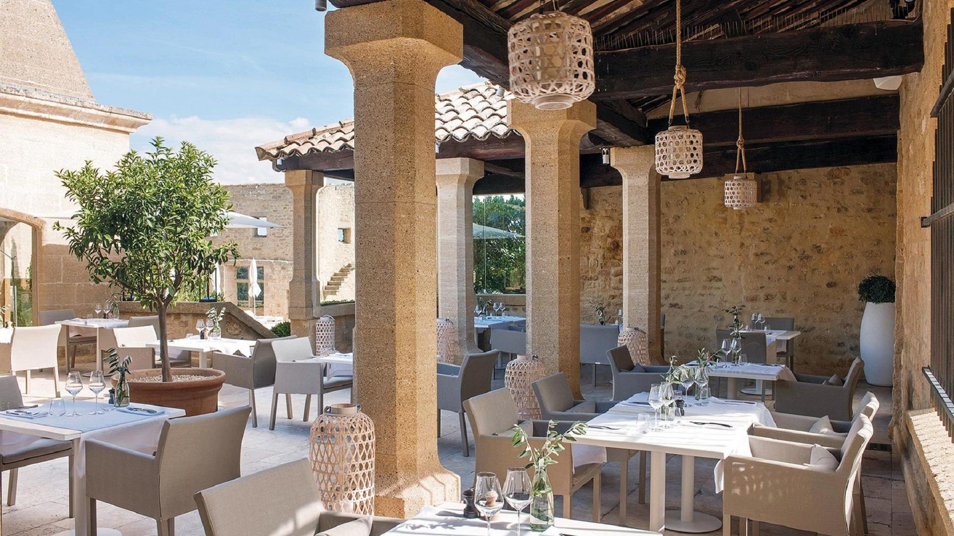 le-vieux-castillon-gard-provence-patio-cour-seminaires-de-caractere