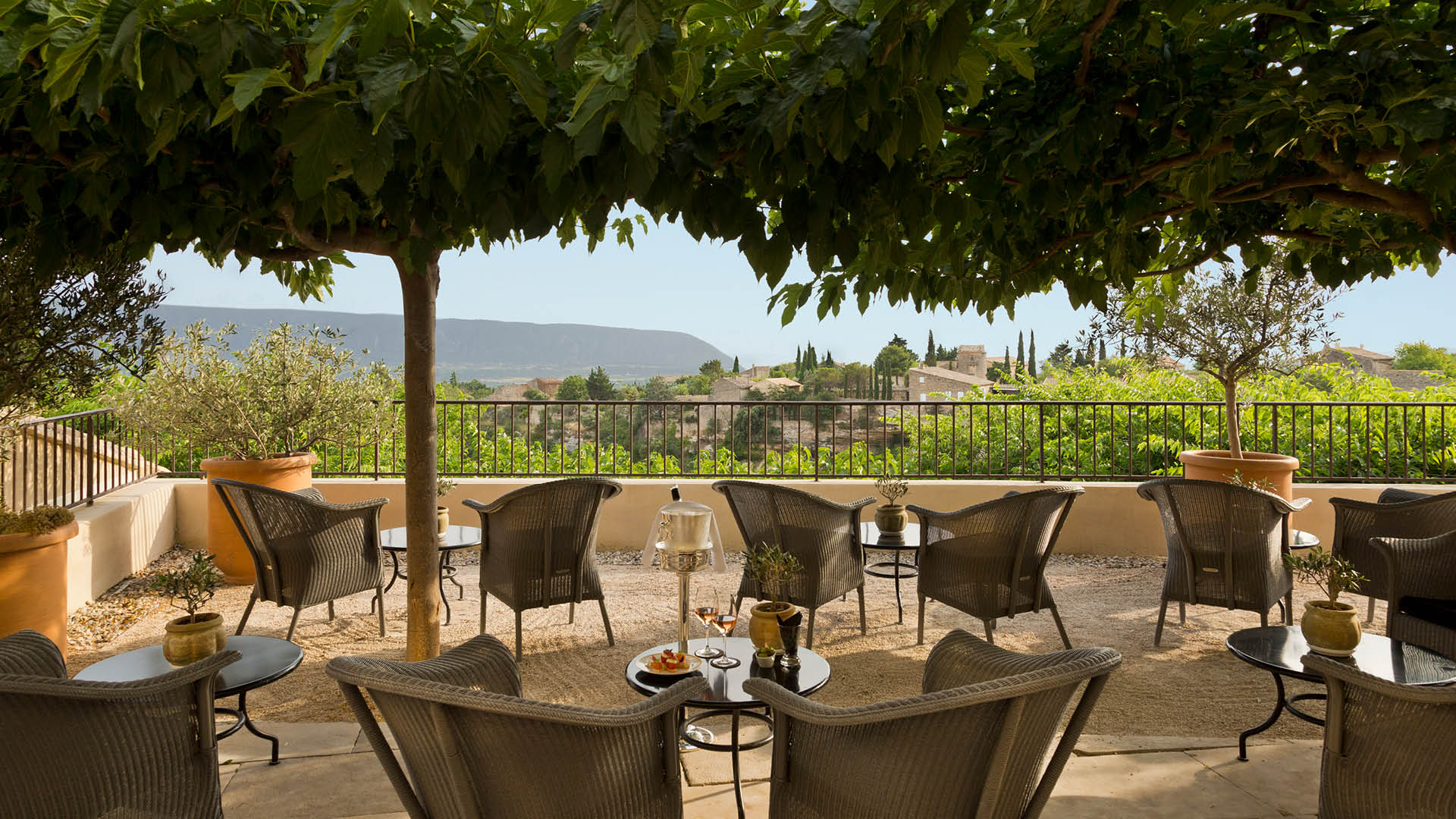 la-bastide-de-gordes-provence-luberon-terrasse-bar-seminaires-de-caractere