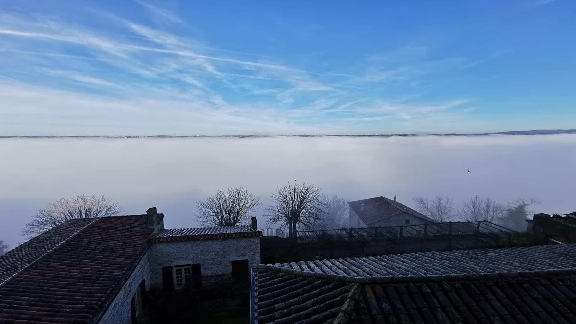 hostellerie-du-vieux-cordes-cordes-sur-ciel-occitanie-tarn-sous-les-nuages